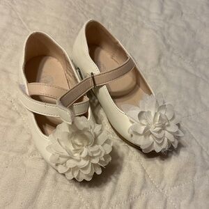Elegant White Kids Shoes with Floral Accent